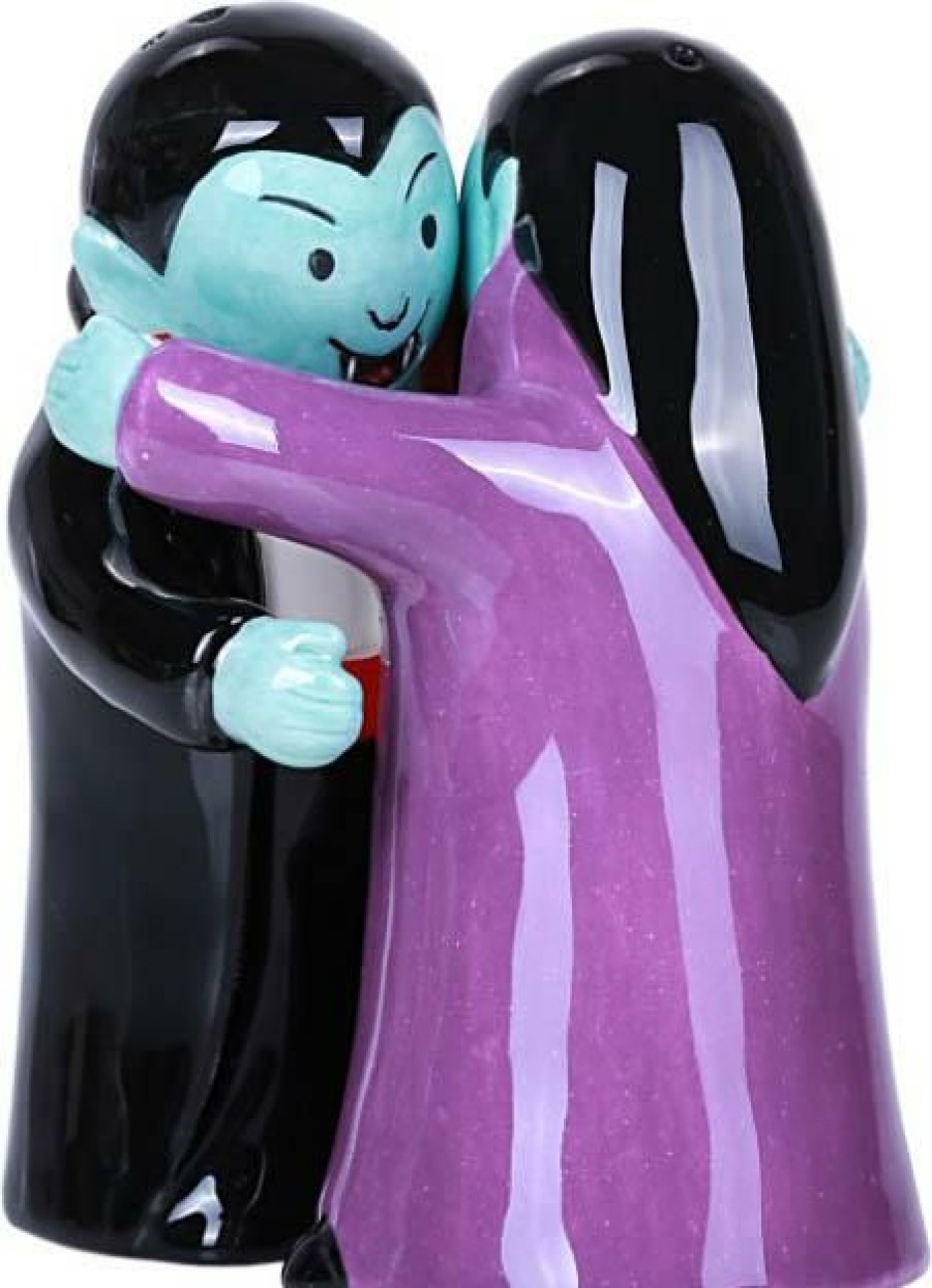 Homewares * | Best Sale Gothic Gifts Gothic Homewares Hugging Vampires | Salt And Pepper Shaker Set